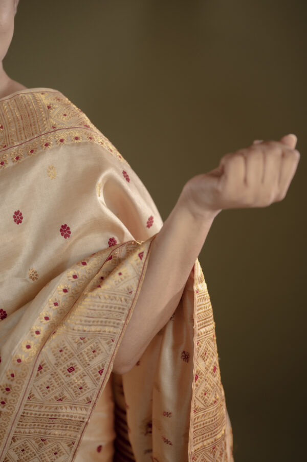 TUSSAR BIG BORDER GOLDEN ZARI AND MAROON THREAD - Image 7