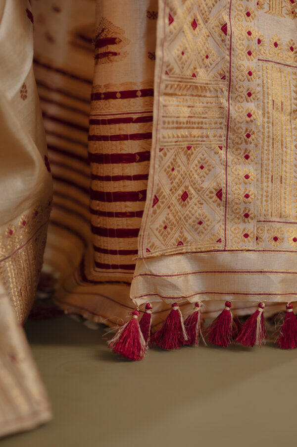 TUSSAR BIG BORDER GOLDEN ZARI AND MAROON THREAD - Image 4