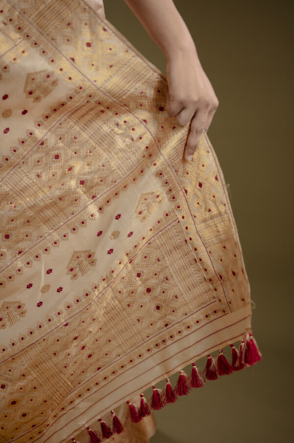 TUSSAR BIG BORDER GOLDEN ZARI AND MAROON THREAD - Image 5
