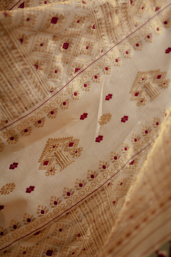 TUSSAR BIG BORDER GOLDEN ZARI AND MAROON THREAD - Image 6
