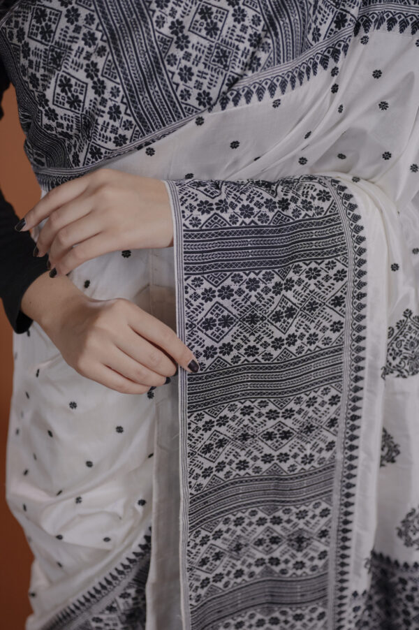 MULBERRY (PAAT) BIG BORDER ASSAM SILK SAREE WITH BLACK MOTIFS - Image 6