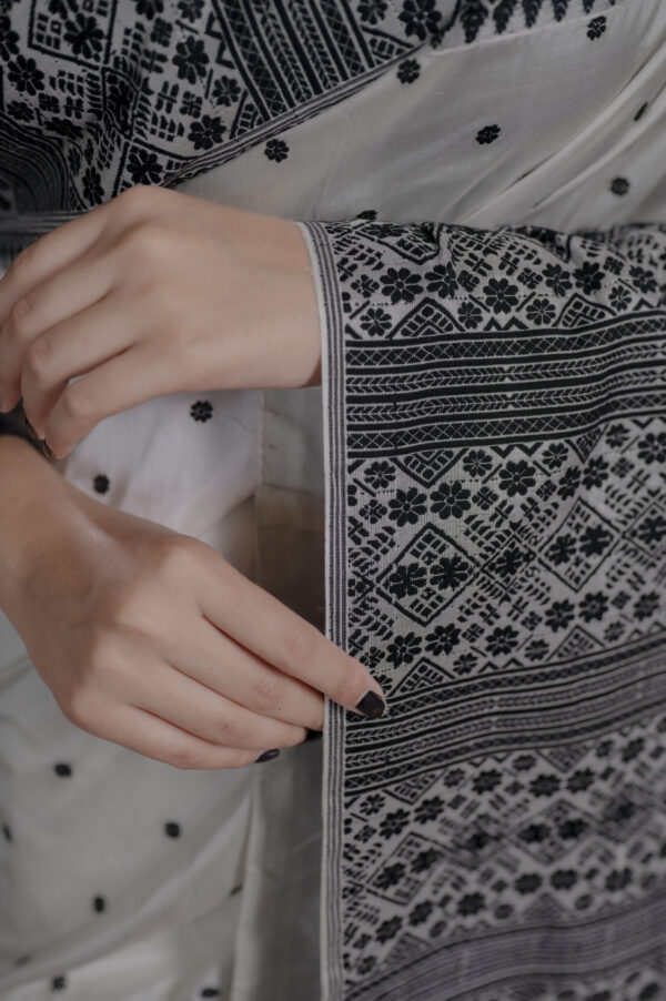 MULBERRY (PAAT) BIG BORDER ASSAM SILK SAREE WITH BLACK MOTIFS - Image 8