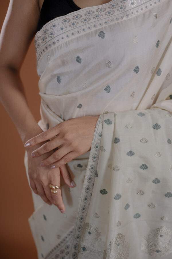 OFF WHITE   MULBERRY BY TUSSAR ASSAM SILK SAREE WITH SILVER COLOR ZARI MAYURISILK - Image 7