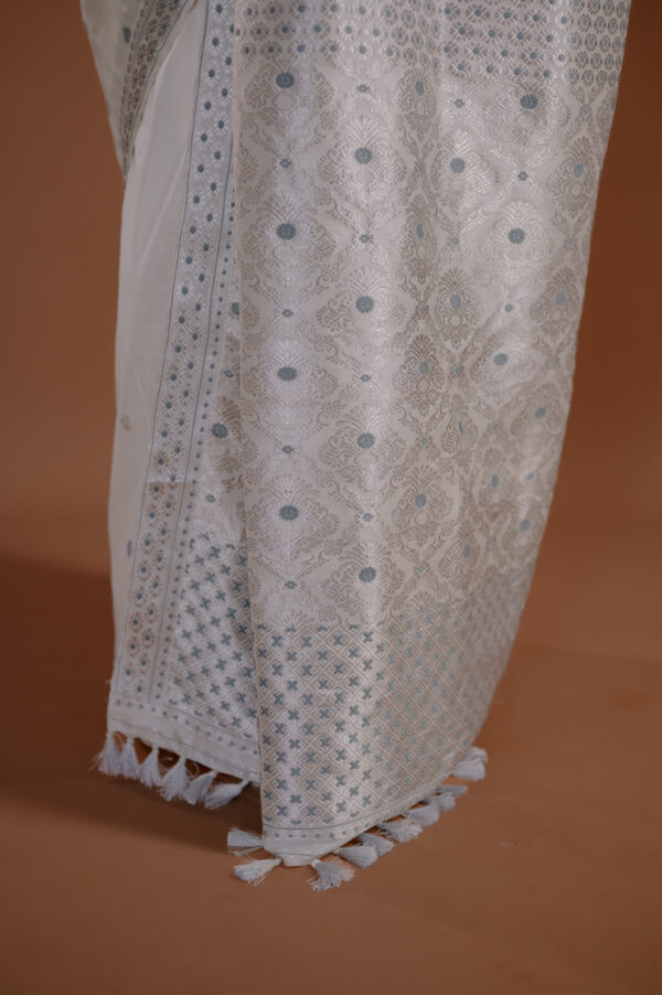 OFF WHITE   MULBERRY BY TUSSAR ASSAM SILK SAREE WITH SILVER COLOR ZARI MAYURISILK - Image 2