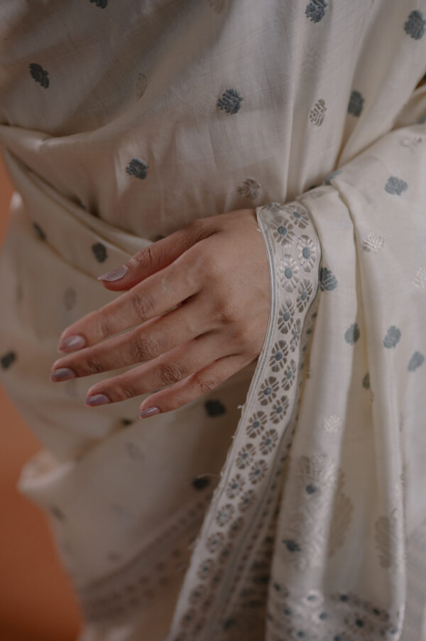 OFF WHITE   MULBERRY BY TUSSAR ASSAM SILK SAREE WITH SILVER COLOR ZARI MAYURISILK - Image 3