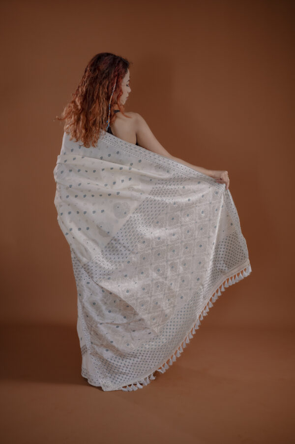 OFF WHITE   MULBERRY BY TUSSAR ASSAM SILK SAREE WITH SILVER COLOR ZARI MAYURISILK - Image 4