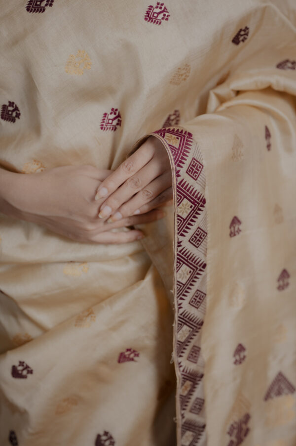 TUSSAR  GOLDEN ZARI AND MAROON THREAD WITH MEERI MOTIFS MAYURISILK - Image 7