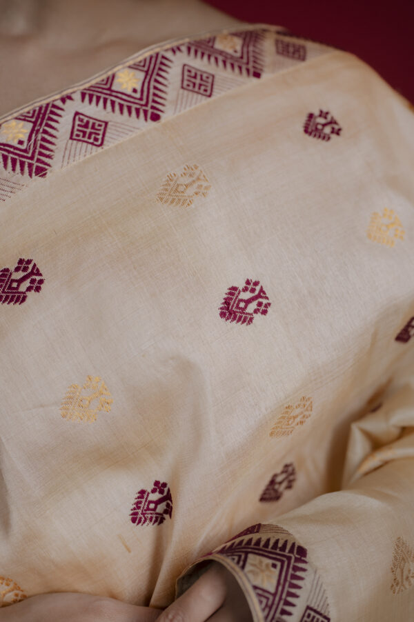 TUSSAR  GOLDEN ZARI AND MAROON THREAD WITH MEERI MOTIFS MAYURISILK - Image 4