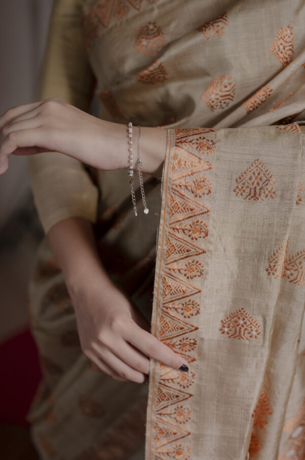 BEIGE MUGA COPPER ZARI ASSAM SILK SAREE | MAYURISILK - Image 4