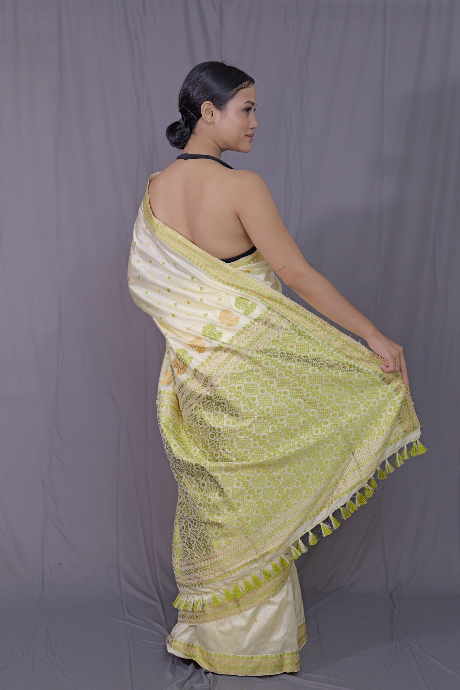 Off White Mulberry (Paat) Silk Saree With Green And Golden Motifs - Image 4