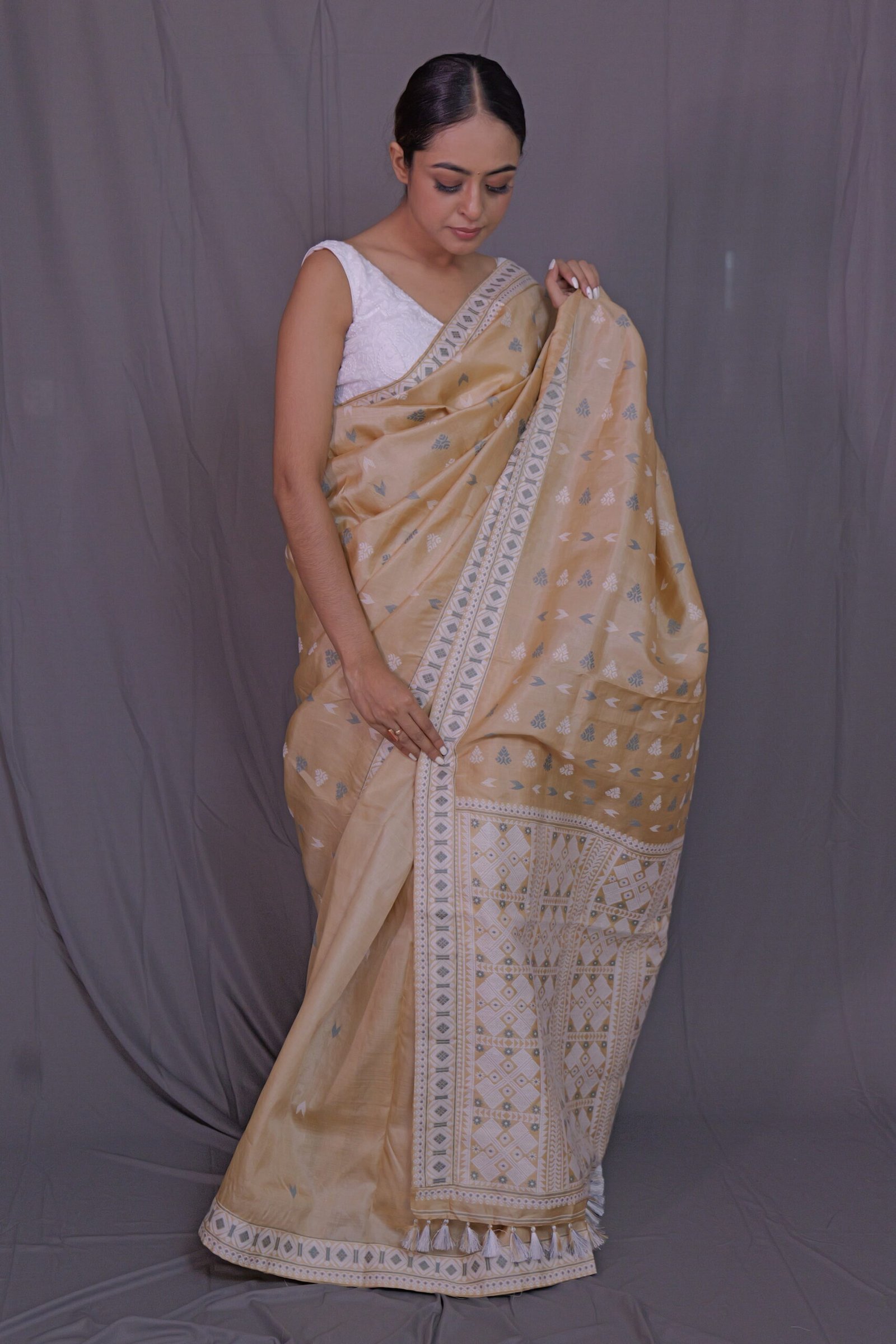 Tussar Silk Saree With White And Grey Thread Motifs - Image 2