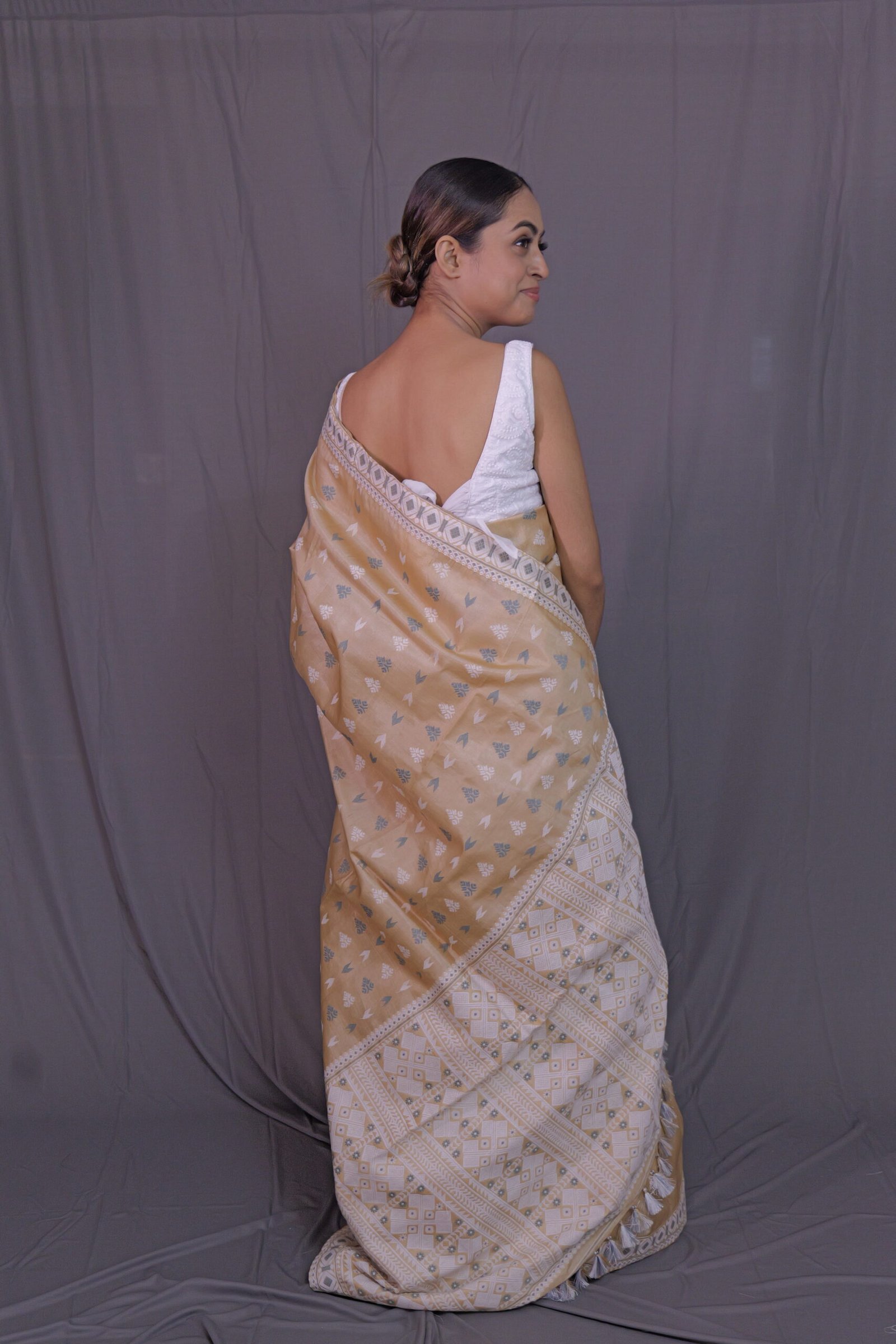 Tussar Silk Saree With White And Grey Thread Motifs - Image 4