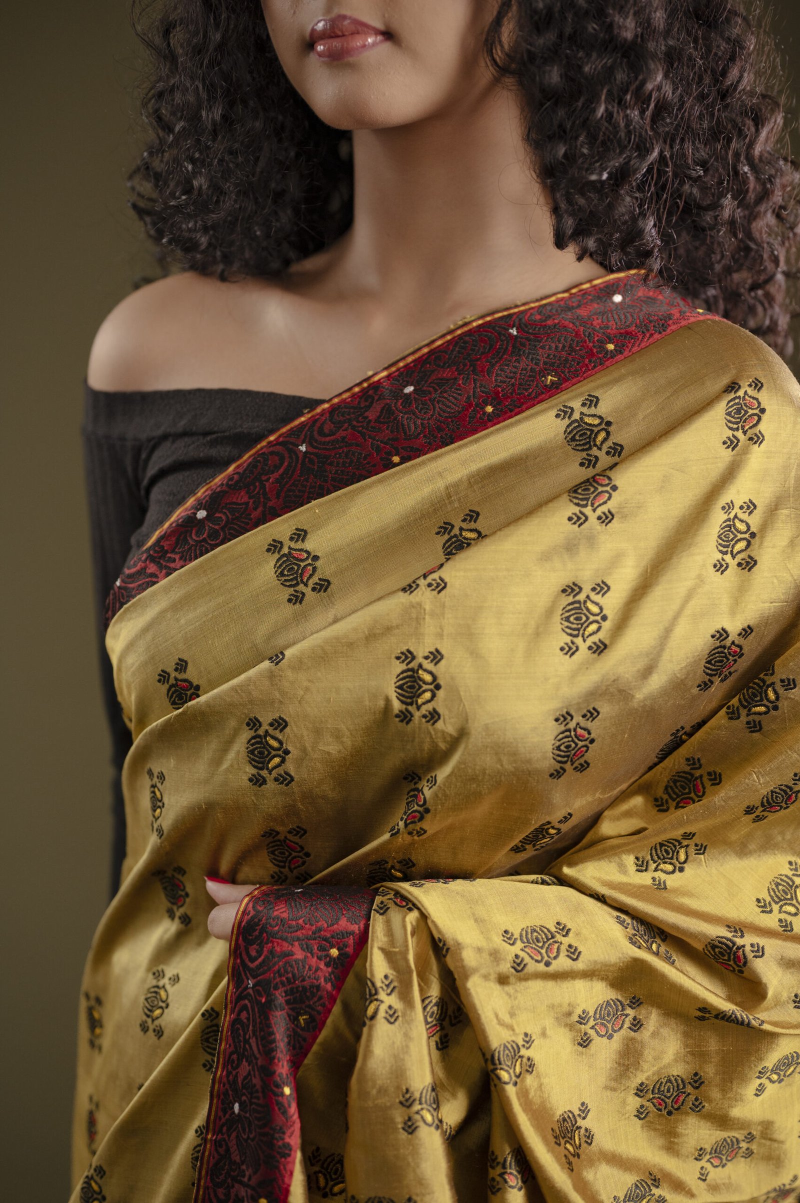 Olive Yellow Assam Silk Saree With Maroon Contrast Anchal - Image 2