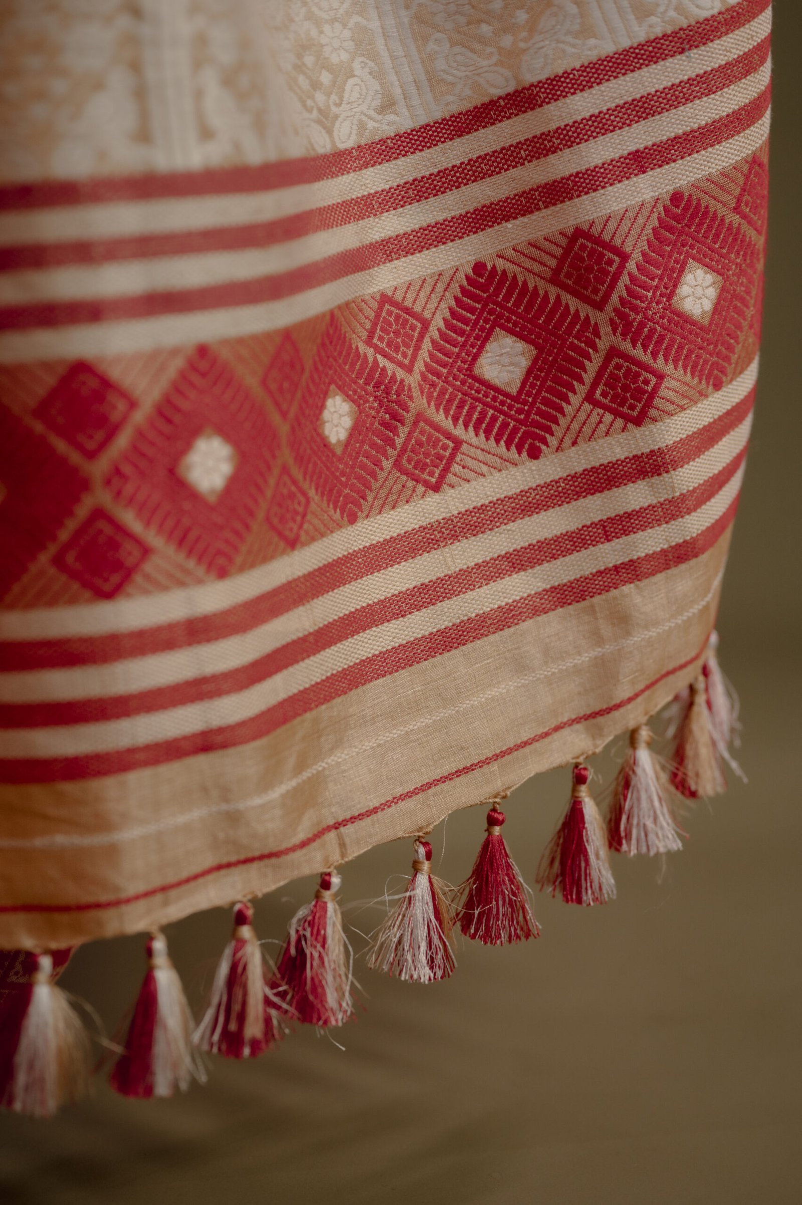 Tussar Silk Saree With White And Red Motifs - Image 5