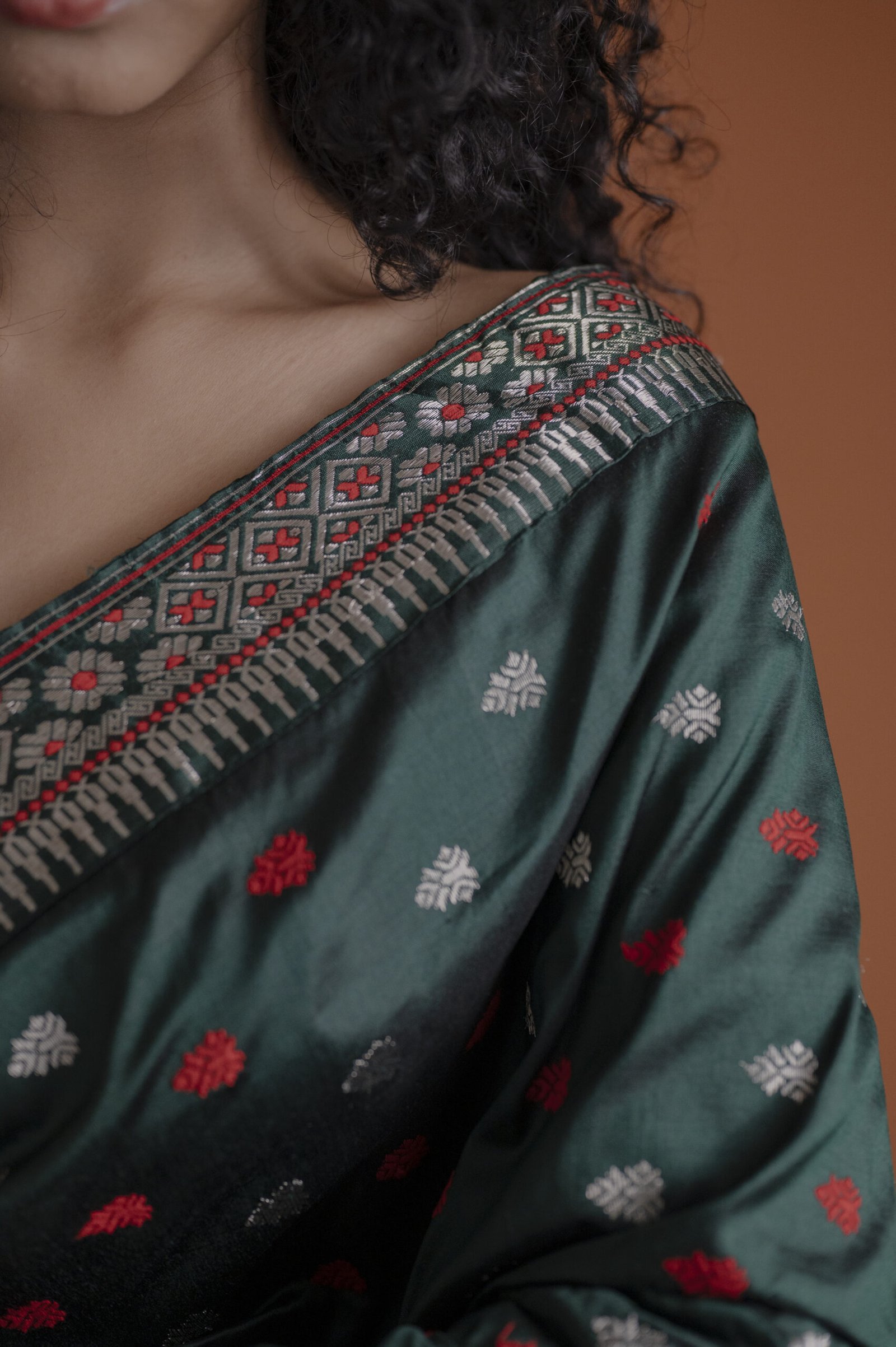 Bottle Green Mulberry (Paat) Assam Silk Sraee With Silver Zari Motifs - Image 4